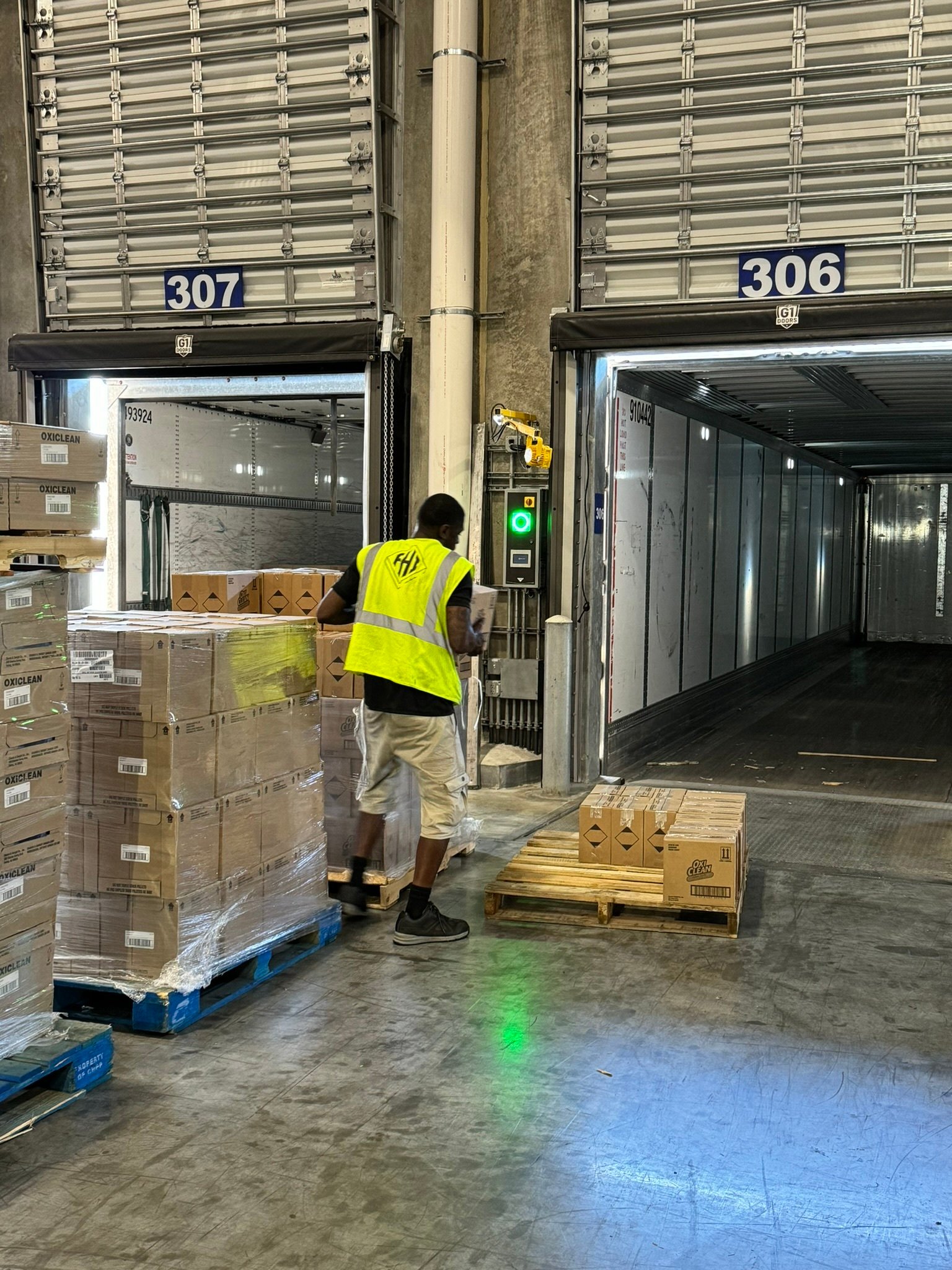 An inbound unloading provider is a third-party team responsible for removing freight from arriving delivery vehicles—and placing it in your warehouse.