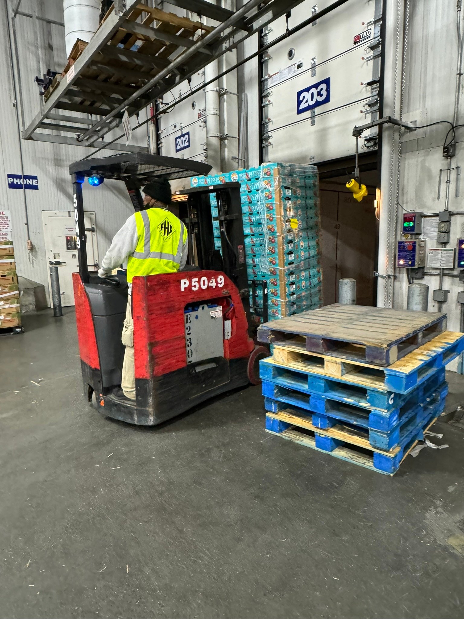 Discover how freight unloading companies improve warehouse efficiency, cut costs, and boost productivity compared to handling unloading in-house. Learn more in this guide.