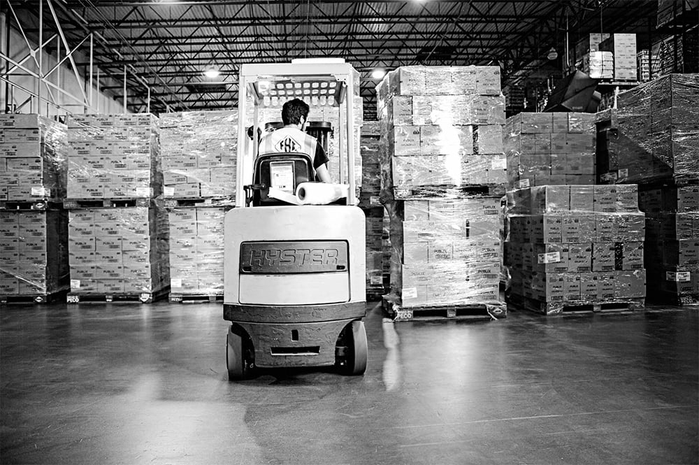 Explore lumper services in specialized industries. Learn how trained unloading teams support cold storage, grocery, retail, and healthcare distribution.